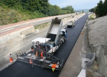 Асфальтоукладчик «Super 2100-2» от компании Vögele в действии