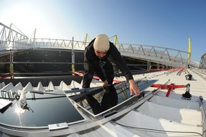 Установка сонячних панелей на даху стадіону Сигнал Ідуна Парк